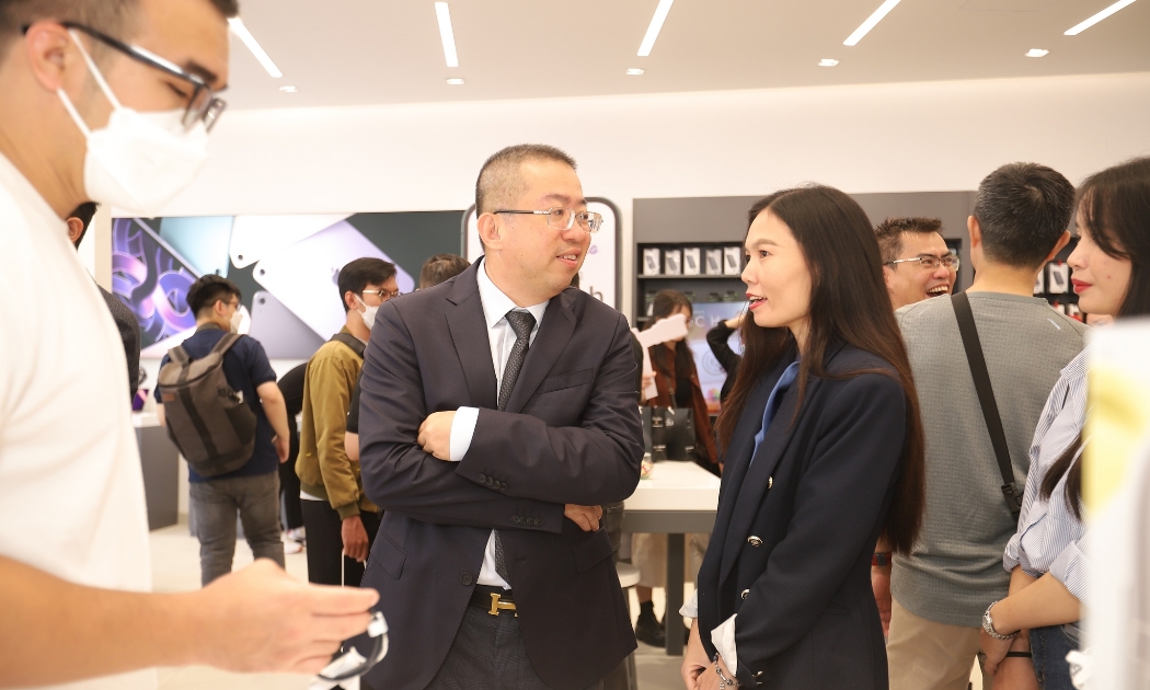 Đại diện của Apple và FPT Shop trao đổi các kế hoạch kinh doanh tại buổi khai cửa hàng trải nghiệm cao cấp Super Center Quận 2, TP.HCM sáng 13/8.