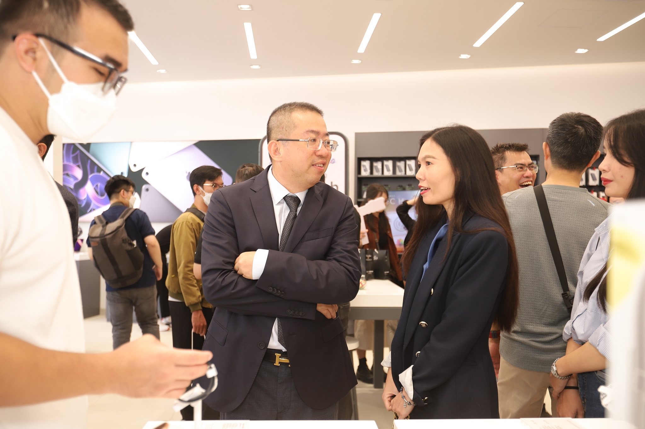 Đại diện của Apple và FPT Shop trao đổi các kế hoạch kinh doanh tại buổi khai cửa hàng trải nghiệm cao cấp Super Center Quận 2, TP.HCM sáng 13/8.