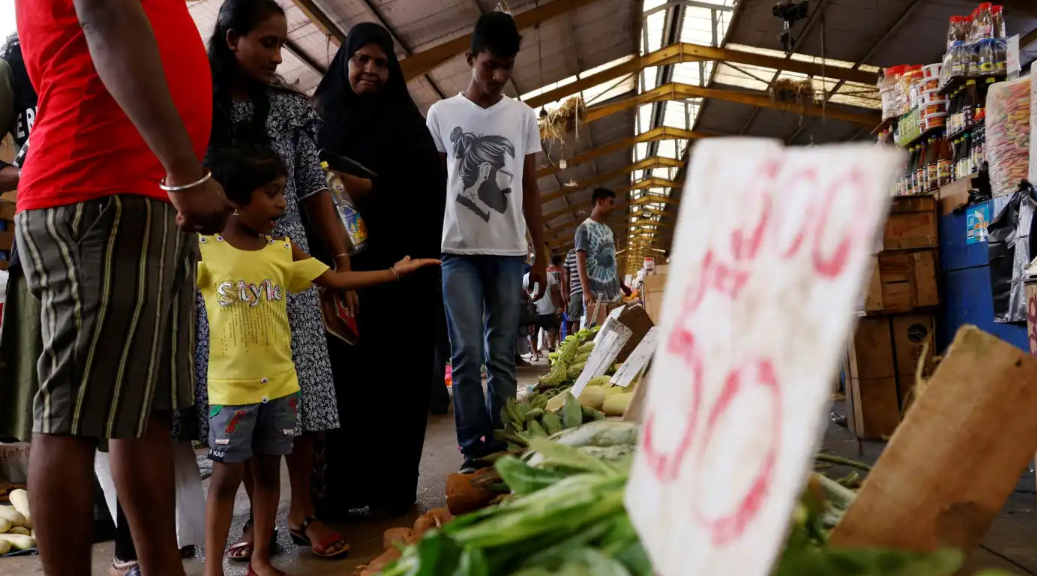 Nhà kinh tế của Ngân hàng Thế giới cảnh báo lạm phát cao và việc các nước phát triển tăng lãi suất có thể đẩy các nền kinh tế mới nổi đang nặng nợ rơi vào một cuộc khủng hoảng nợ - Ảnh: Reuters