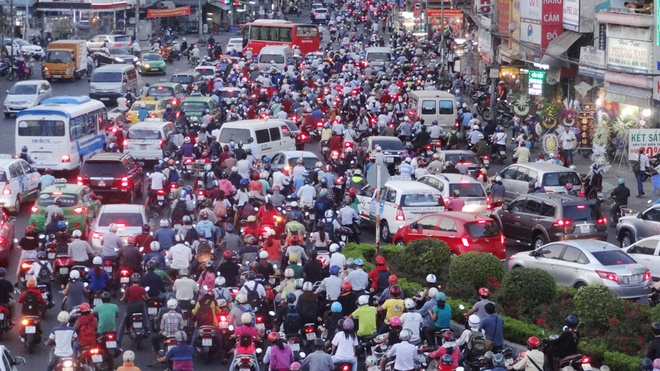Biển người hỗn loạn vào giờ cao điểm ở ngã 5 Đài Liệt sĩ (phường 26, Q. Bình Thạnh)