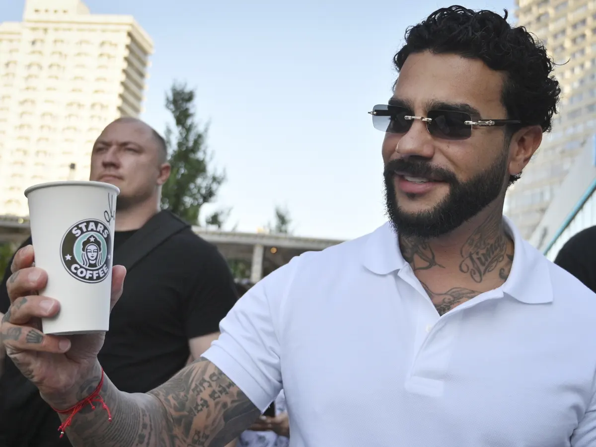 Rapper Timati&nbsp;xuất hi&ecirc;n trong buổi khai trương cửa h&agrave;ng ở trung t&acirc;m Moscow.