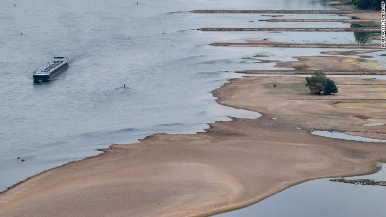 Một chiếc s&agrave; lan đang di chuyển tr&ecirc;n s&ocirc;ng Rhine ở Bacharach, Đức h&ocirc;m 15/8 trong điều kiện l&ograve;ng s&ocirc;ng cạn nước.