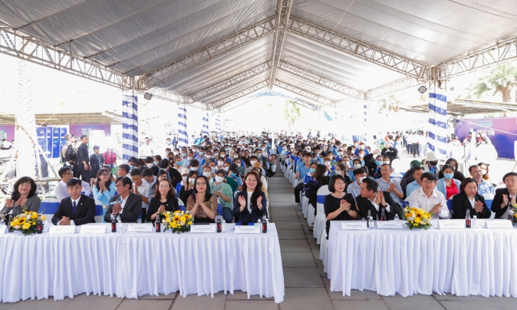 Đại hội tuyển dụng NovaGroup thu hút đông đảo người lao động.