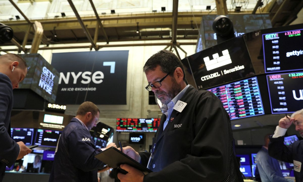Các nhà giao dịch cổ phiếu làm việc trên sàn NYSE ở New York, Mỹ hôm 15/8 - Ảnh: Reuters.