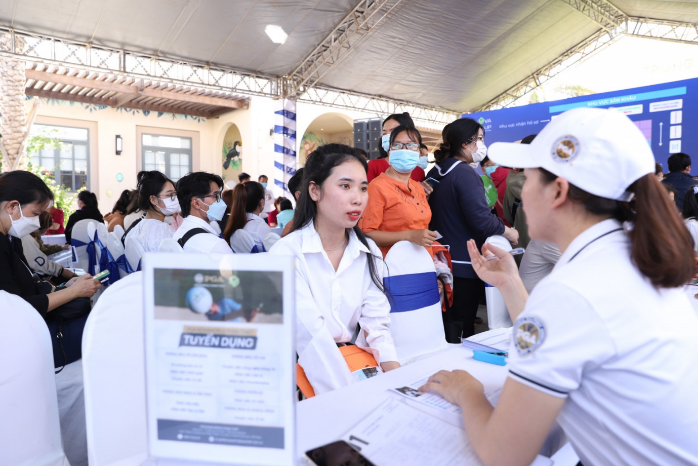 Ứng viên phỏng vấn trực tiếp và nghe tư vấn từ các chuyên gia tuyển dụng tại đại hội tuyển dụng NovaGroup.
