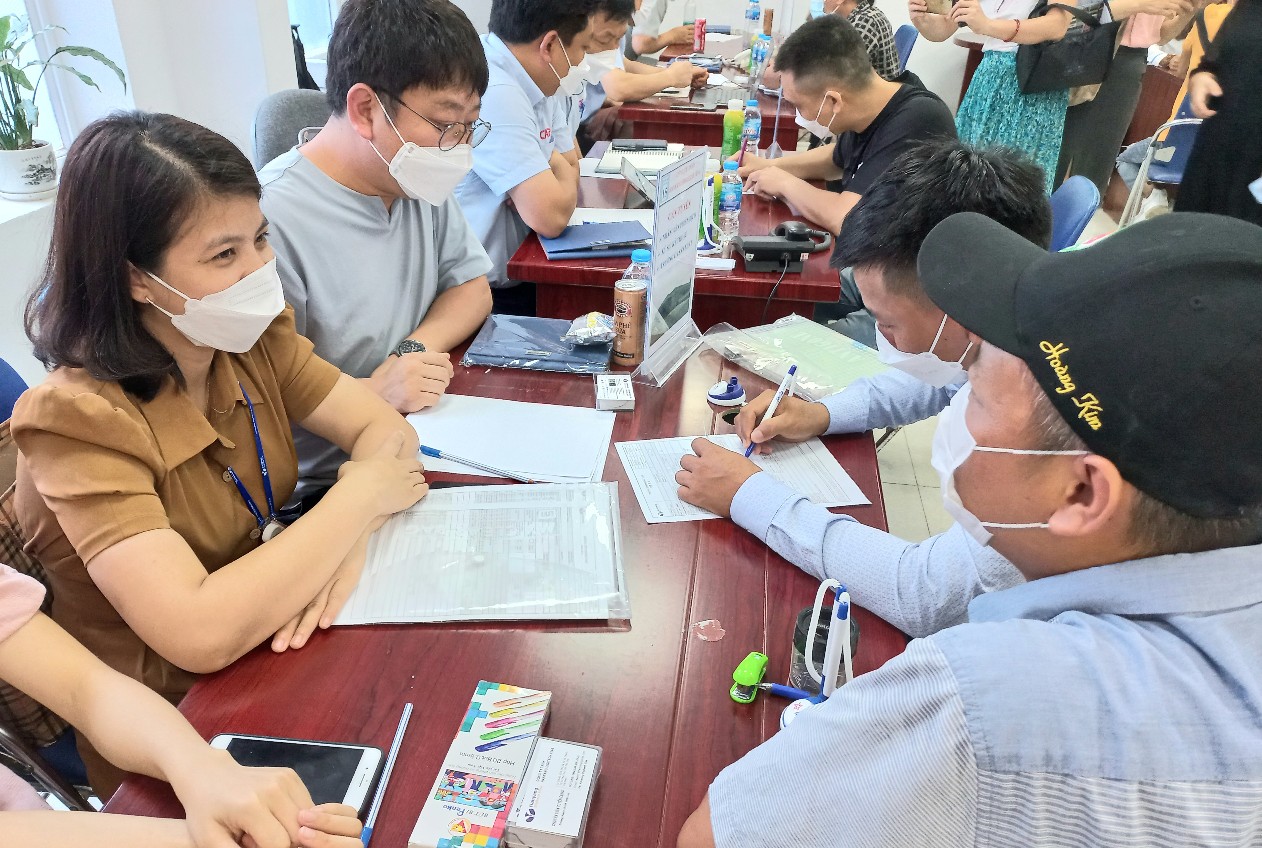 Người lao động đi l&agrave;m việc tại H&agrave;n Quốc về nước t&igrave;m việc l&agrave;m tại H&agrave; Nội. Ảnh - Nhật Dương.&nbsp;