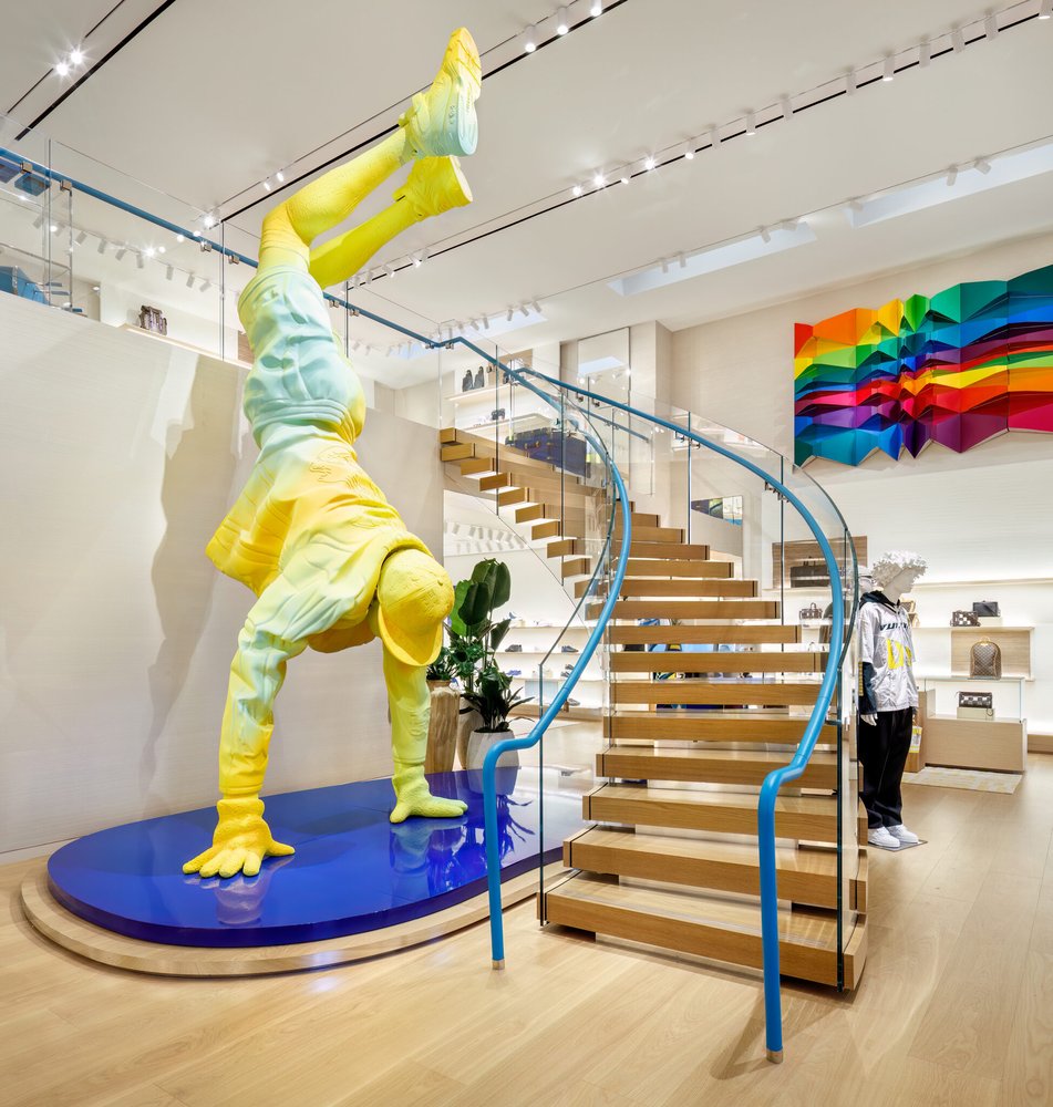 Nằm ngay vị tr&iacute; trung t&acirc;m tầng 1 l&agrave; t&aacute;c phẩm đi&ecirc;u khắc &ldquo;Giant Man (Người khổng lồ)&rdquo; do ch&iacute;nh tay Abloh thiết kế.