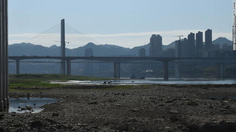 Lòng sông Dương Tử ở Trùng Khánh trong tình trạng khô cạn hôm 17/8.