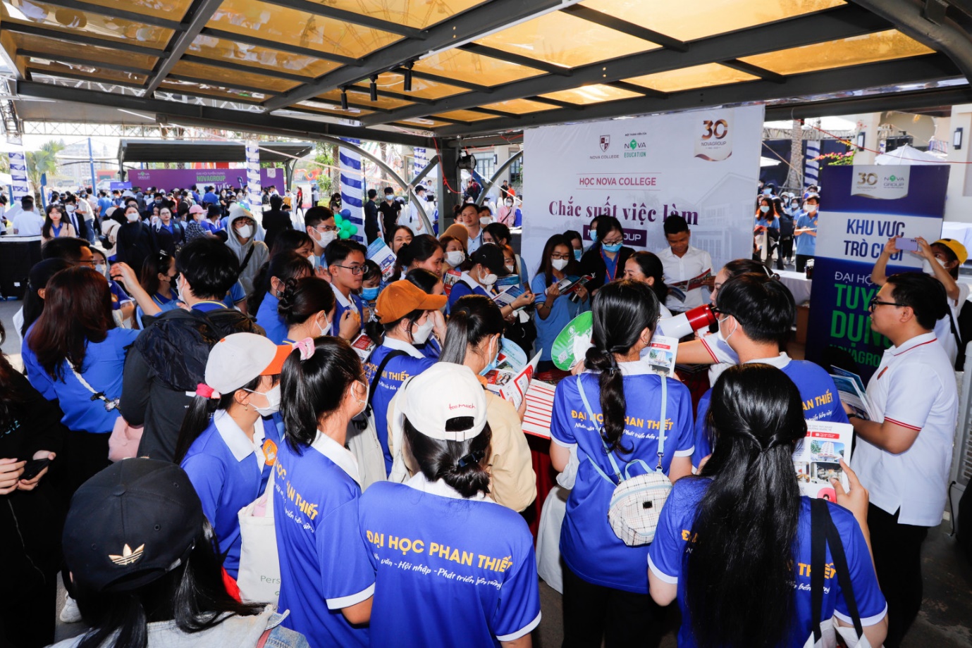 Sinh vi&ecirc;n c&aacute;c trường đại học tr&ecirc;n địa b&agrave;n tỉnh tham dự đại hội tuyển dụng NovaGroup để t&igrave;m kiếm c&aacute;c cơ hội việc l&agrave;m.