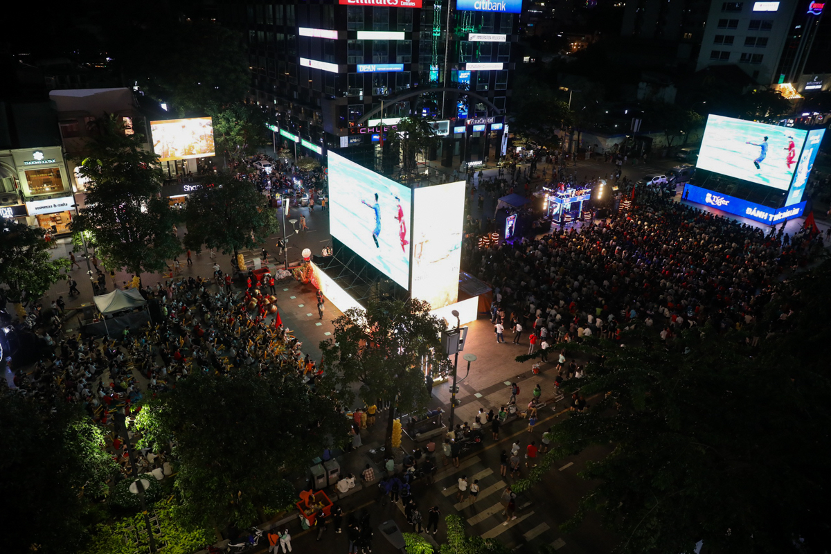 Người S&agrave;i G&ograve;n cổ vũ tuyển Việt Nam gặp Myanmar tại phố đi bộ Nguyễn Huệ, tối 13/5. Nguồn: VnExpress.