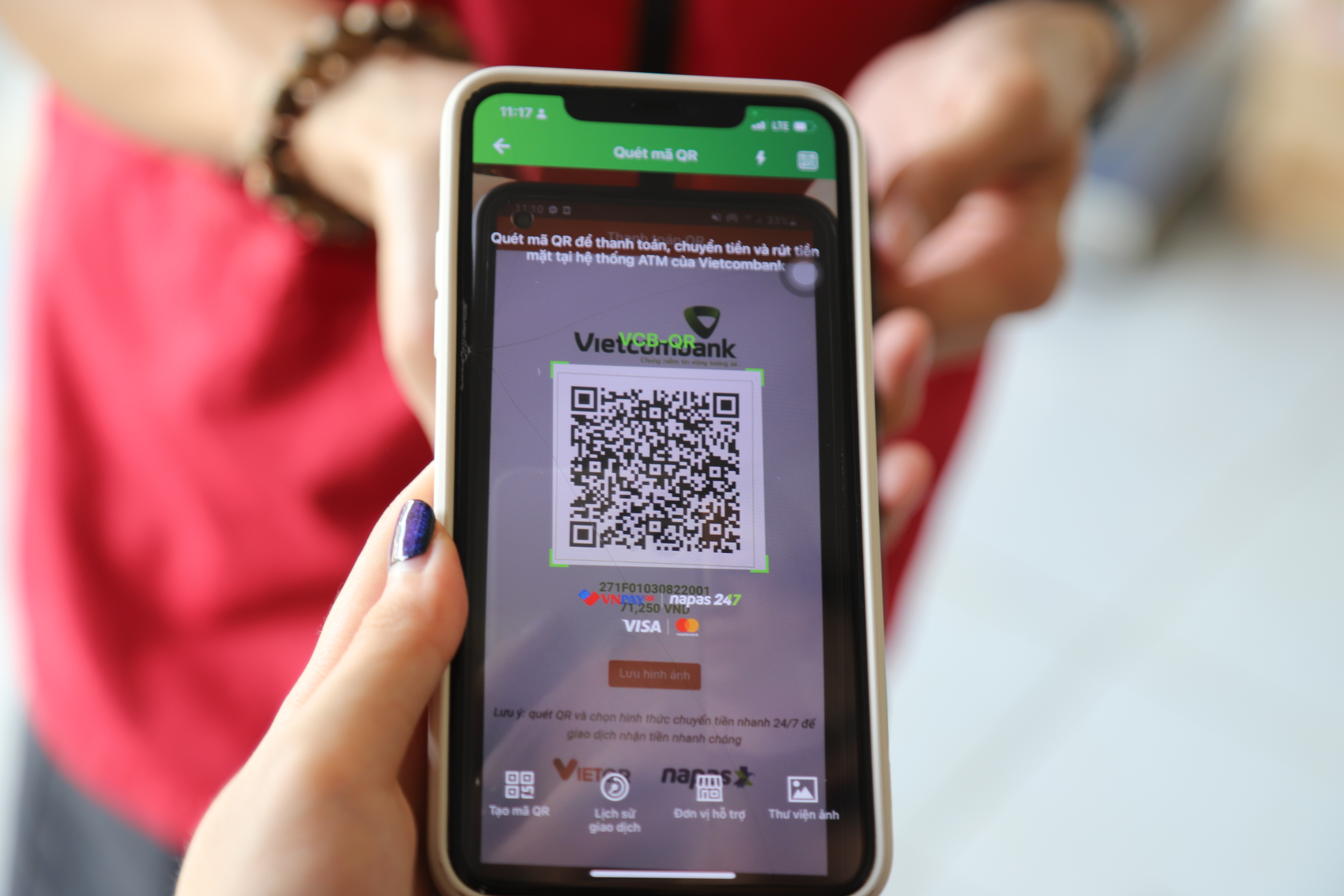 Khách hàng chỉ c&acirc;̀n quét mã QR tr&ecirc;n thi&ecirc;́t bị của shipper J&T Express khi thanh toán đơn hàng.