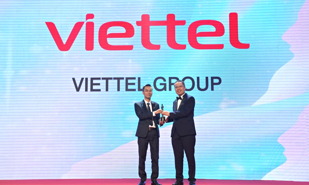 Đây là năm thứ hai liên tiếp Viettel được vinh danh là Nơi làm việc tốt nhất Châu Á. Anh Đoàn Đại Phong - Phó Tổng giám đốc Tổng công ty Giải pháp Doanh nghiệp Viettel đại diện Tập đoàn nhận cúp của chương trình.