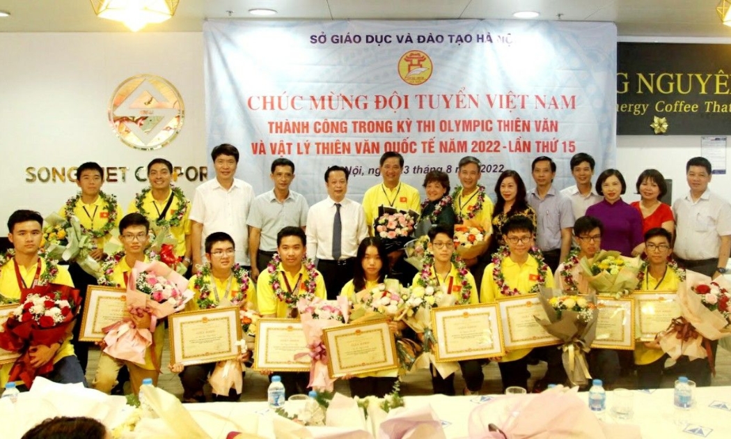 Đại diện lãnh đạo Sở Giáo dục và Đào tạo Hà Nội chúc mừng thành tích của đội tuyển.