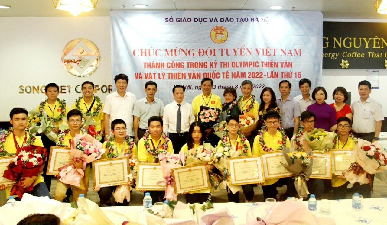 Đại diện lãnh đạo Sở Giáo dục và Đào tạo Hà Nội chúc mừng thành tích của đội tuyển.