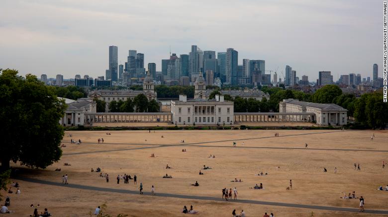 Bãi cỏ cháy khô vì nắng nóng trong công viên Greenwich, Anh.