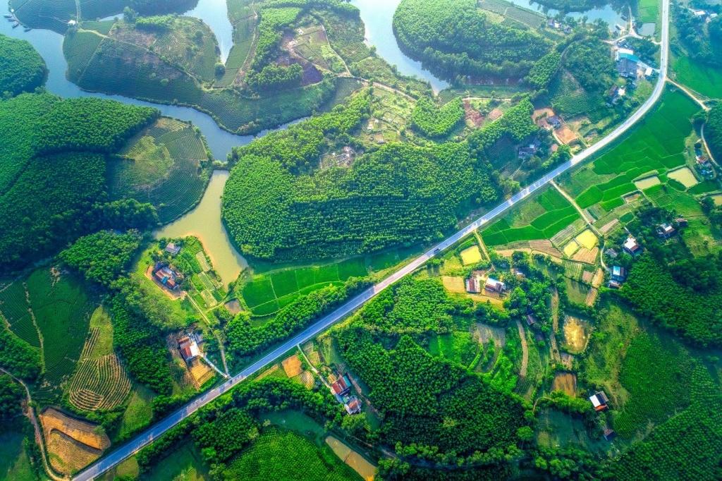 Phong cảnh hữu tình với đa dạng địa hình núi - biển - rừng của Nghệ An thu hút du lịch và đầu tư.