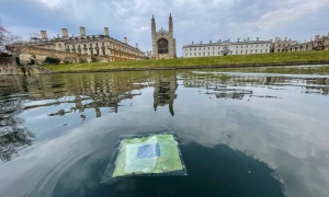 Một “chiếc lá” nhân tạo nổi tạo ra nhiên liệu sạch từ ánh sáng mặt trời và nước trên sông Cam gần Nhà thờ King's College ở Cambridge, Vương quốc Anh. Ảnh: Virgil Andrei