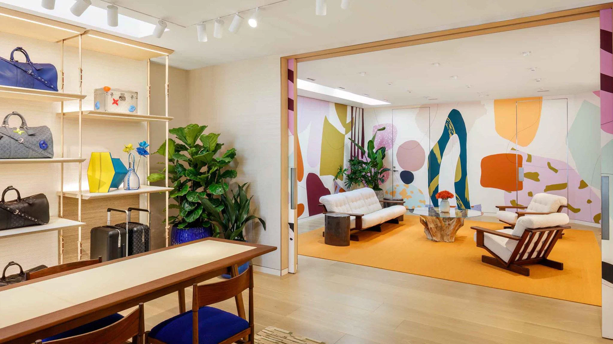 Cửa h&agrave;ng cũng trưng b&agrave;y c&aacute;c mặt h&agrave;ng gi&agrave;y d&eacute;p da thuộc, đồng hồ, quần &aacute;o, phụ kiện v&agrave; hiện vật của nh&agrave; thiết kế qu&aacute; cố.