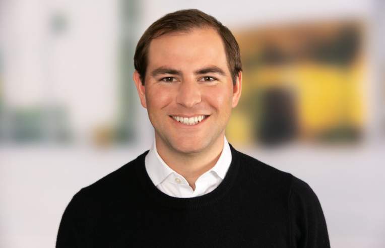 &Ocirc;ng Dominic Harding, Ph&oacute; chủ tịch ki&ecirc;m Trưởng bộ phận Kh&aacute;ch thu&ecirc; xuy&ecirc;n bi&ecirc;n giới Savills Hoa Kỳ : &ldquo;Việt Nam l&agrave; thị trường hấp dẫn để đầu tư với rủi ro tương đối thấp&rdquo;. &nbsp;