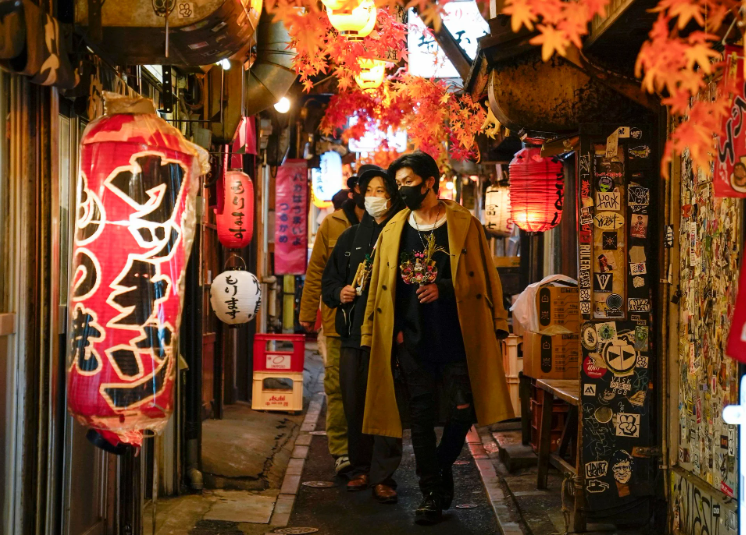 Phố nhậu ở Shinjuku, khu giải tr&iacute; lớn nhất Tokyo, Nhật Bản - Ảnh: EPA-EFE