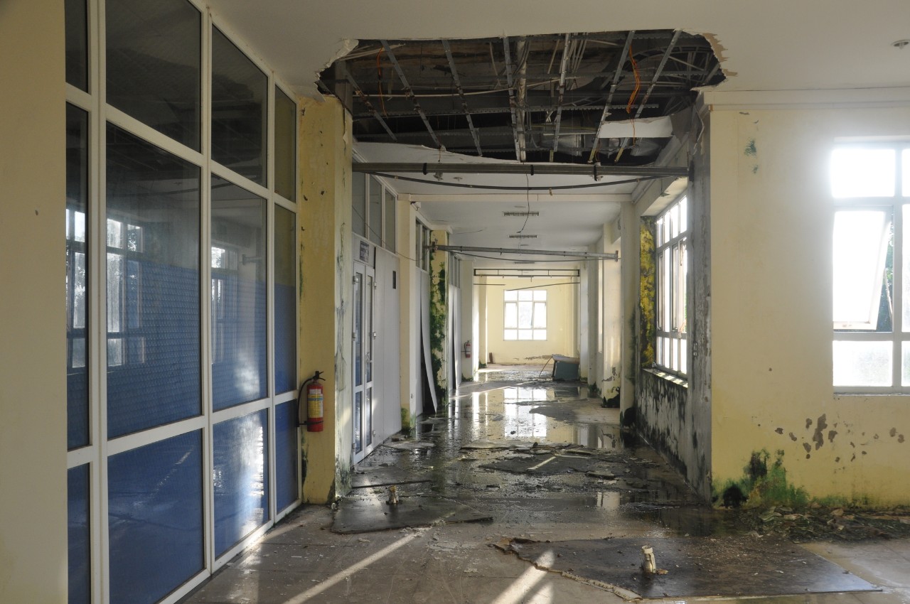 Trần nh&agrave; đ&atilde; mục n&aacute;t