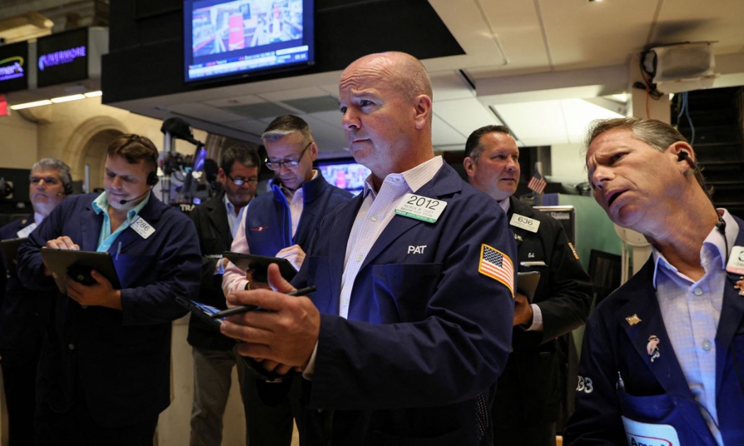Các nhà giao dịch cổ phiếu trên sàn NYSE ở New York, Mỹ hôm 22/8 - Ảnh: Reuters.