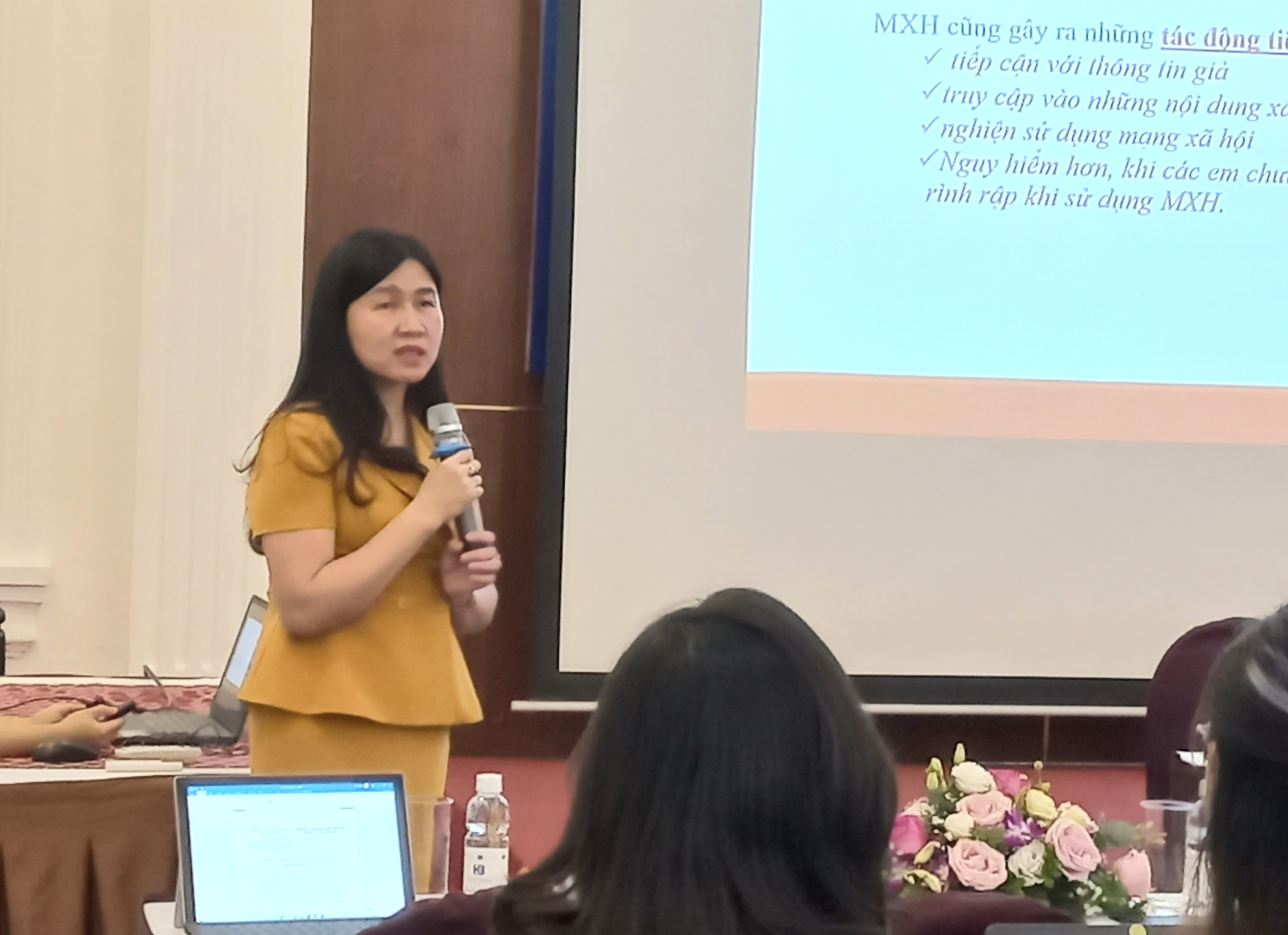 Bà Nguyễn Thị Nga, Phó Cục trưởng Cục Trẻ em, Bộ Lao động - Thương binh và Xã hội, thông tin về vấn đề bảo vệ trẻ em trên mạng. Ảnh - N.Dương.