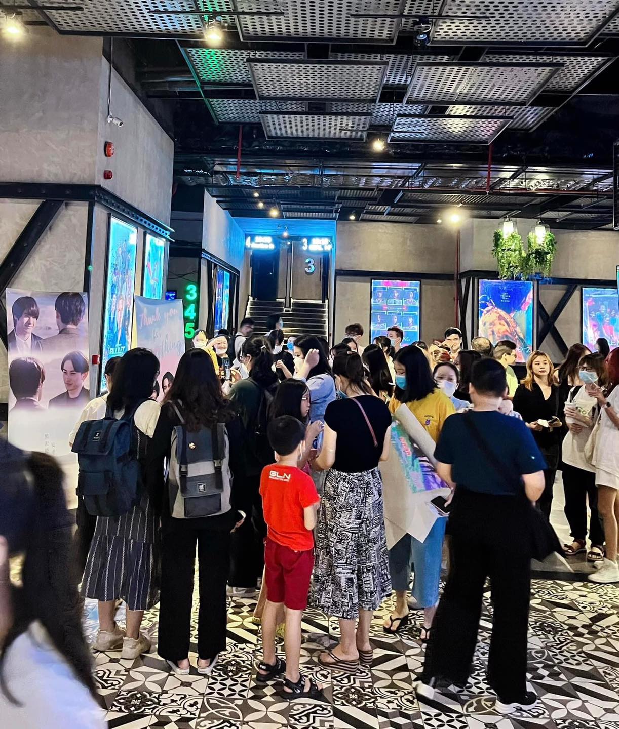 Hầu hết các rạp phim đặt tại các trung tâm thương mại, khu đô thị lớn - nơi tập trung số lượng lớn cư dân với nhu cầu giải trí sau giờ làm, giờ học rất cao. 