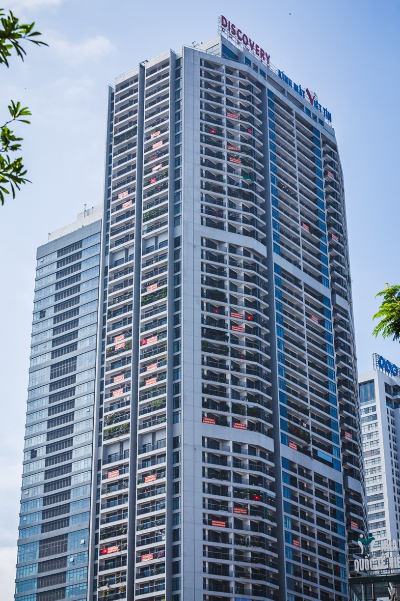 Dự &aacute;n Discovery Complex 302 Cầu Giấy đ&atilde; đưa v&agrave;o vận h&agrave;nh cuối 2018 nhưng hiện vẫn chưa ho&agrave;n th&agrave;nh thủ tục quyết to&aacute;n do chưa được nghiệm thu ph&ograve;ng ch&aacute;y chữa ch&aacute;y bởi chủ đầu tư thay đổi thiết kế