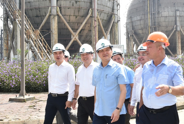 Phó Thủ tướng Lê Minh Khái kiểm tra Nhà máy sản xuất phân bón DAP-2 Lào Cai. Ảnh - VGP. 