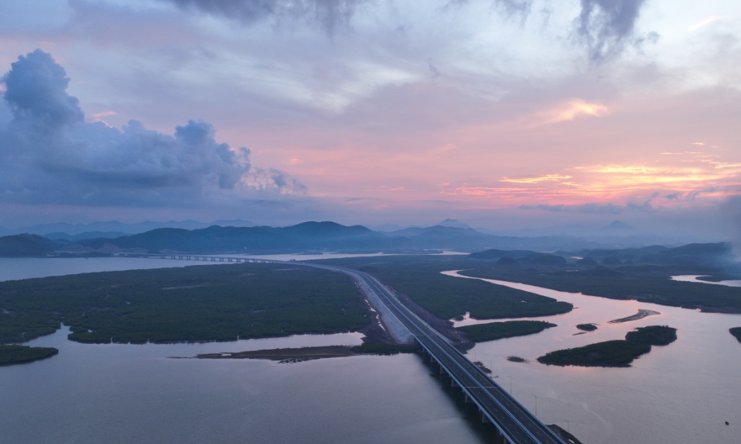 Hệ thống đường cao tốc dài nhất Việt Nam là động lực giúp Quảng Ninh phát triển