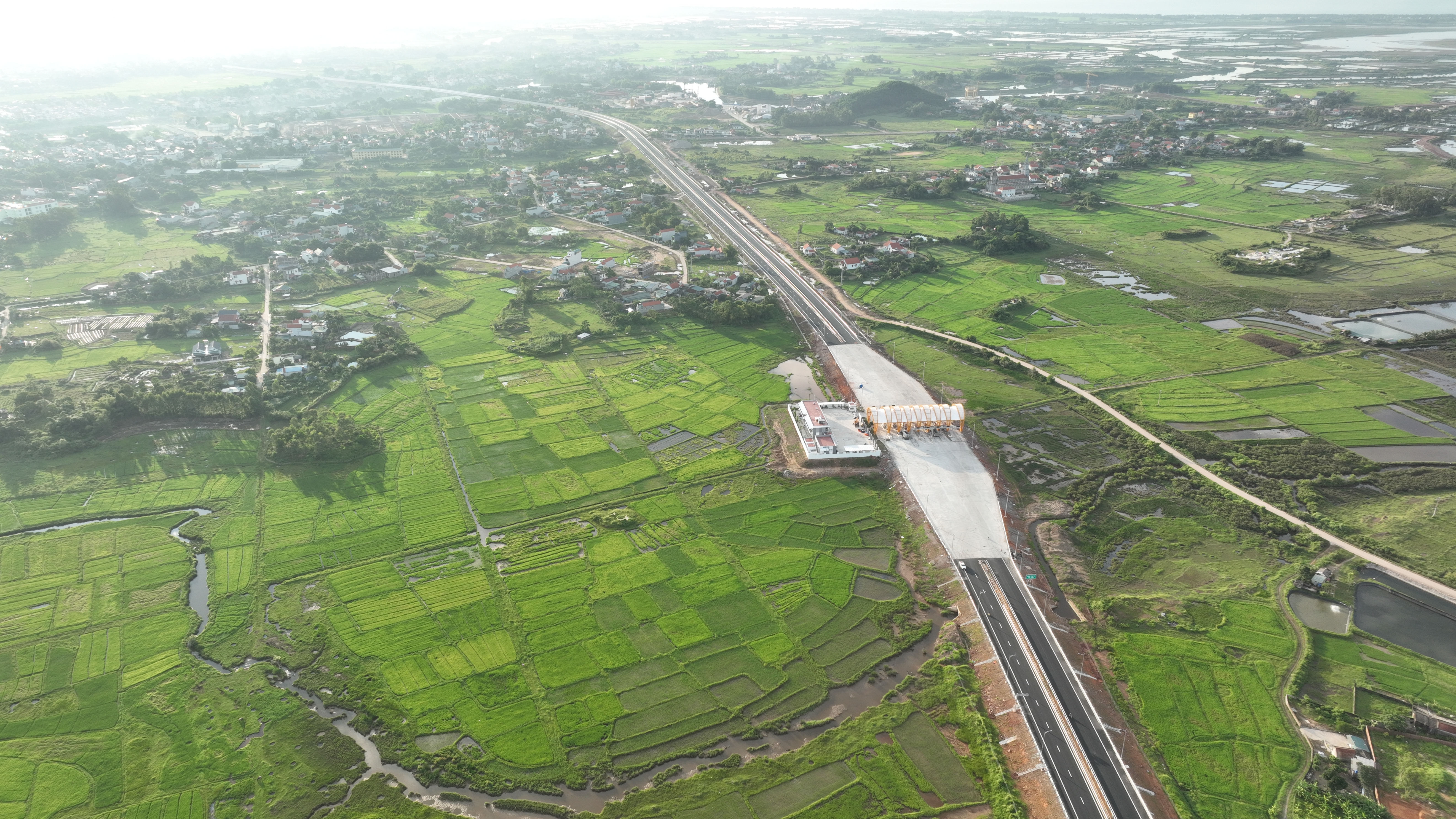 Tuyến cao tốc Vân Đồn - Móng Cái có chiều dài 80km, điểm đầu cao tốc nằm gần sân bay quốc tế Vân Đồn và điểm cuối đấu nối với đường dẫn cầu Bắc Luân 2 (thành phố Móng Cái).Tổng mức đầu tư ban đầu 12.771,765 tỷ đồng.     