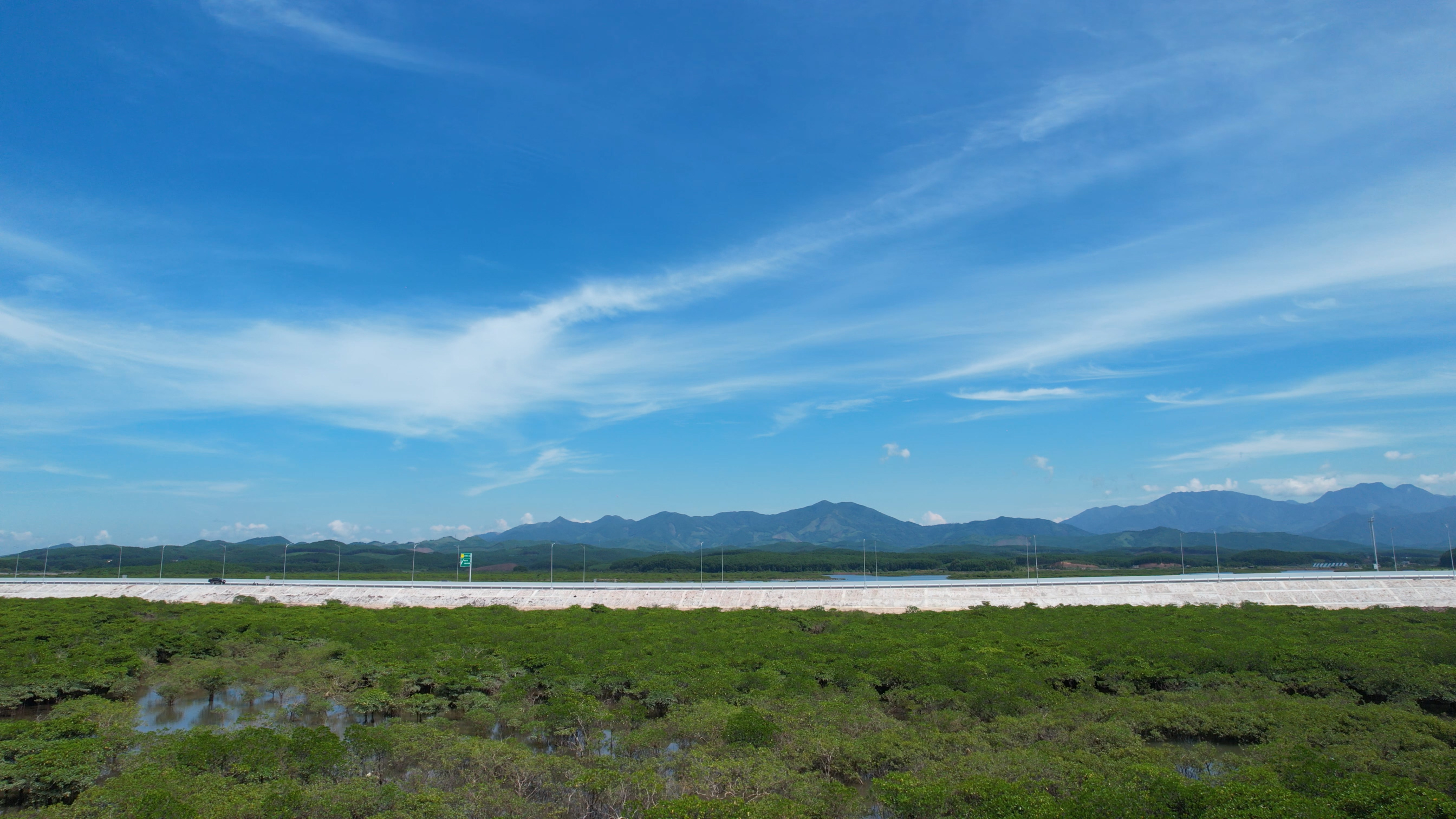 Mặc d&ugrave; vậy, hiện vẫn c&oacute; những lo ngại khi tuyến cao tốc n&agrave;y đang thiếu nhiều trạm dừng nghỉ, đổ xăng. To&agrave;n tuyến cao tốc từ Hạ Long&nbsp; đến M&oacute;ng C&aacute;i d&agrave;i gần 200km nhưng chưa c&oacute; bất kỳ trạm dừng nghỉ n&agrave;o.&nbsp;