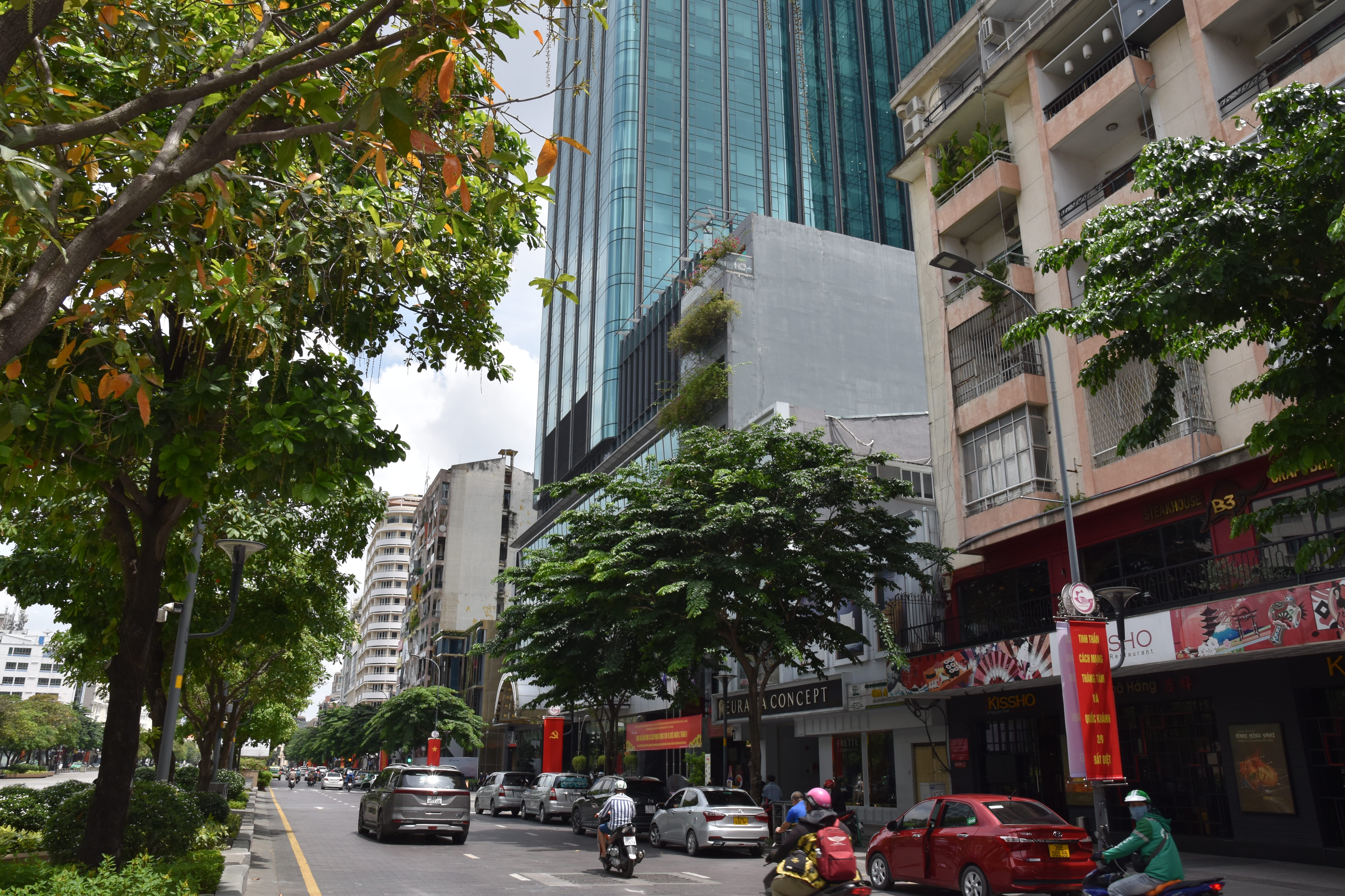 Phố đi bộ Nguyễn Huệ tại trung tâm hiện có của Tp.HCM, nơi có bảng giá đất mới được UBND Tp.HCM công bố áp dụng từ 25/8 tối đa lên đến 810 triệu đồng/m2. Ảnh: Lê Vũ.