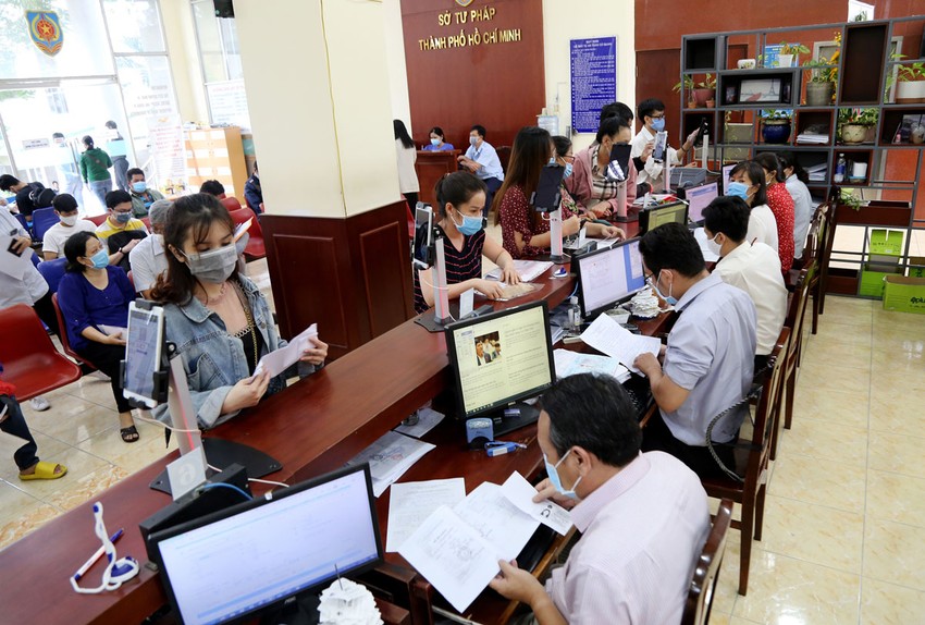 Người dân đến làm việc tại Sở Tư pháp TP.HCM