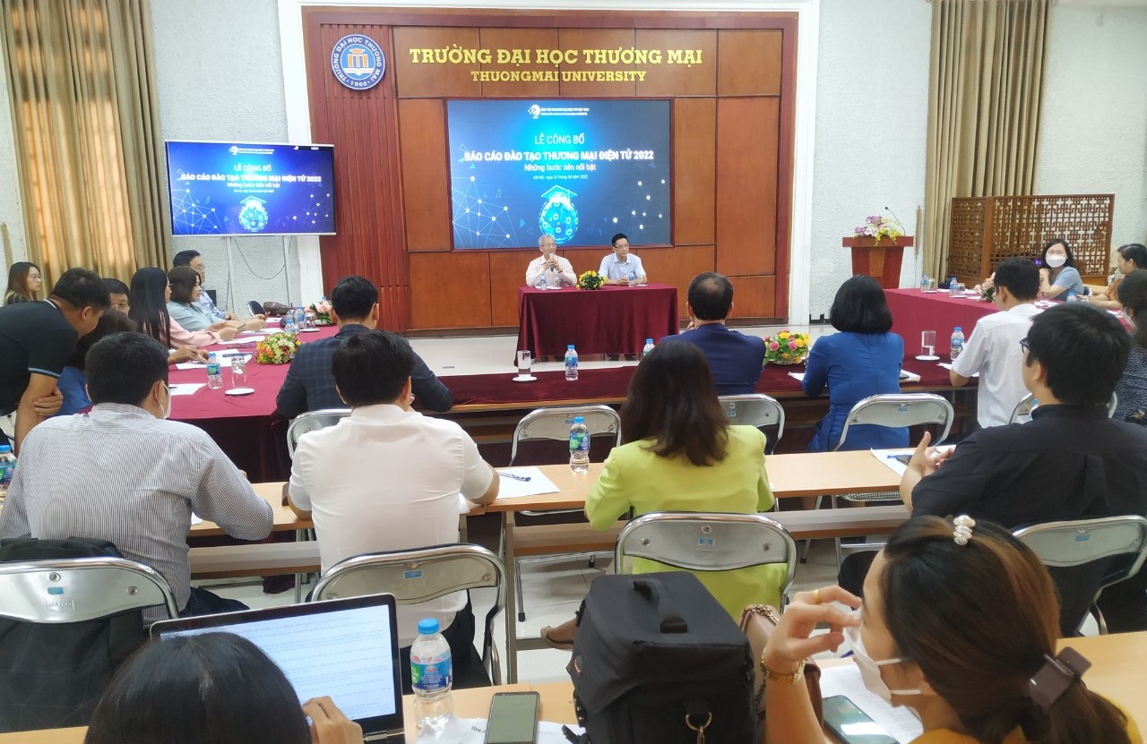 C&aacute;c chuy&ecirc;n gia trao đổi tại buổi c&ocirc;ng bố b&aacute;o c&aacute;o thực trạng đ&agrave;o tạo thương mại điện tử