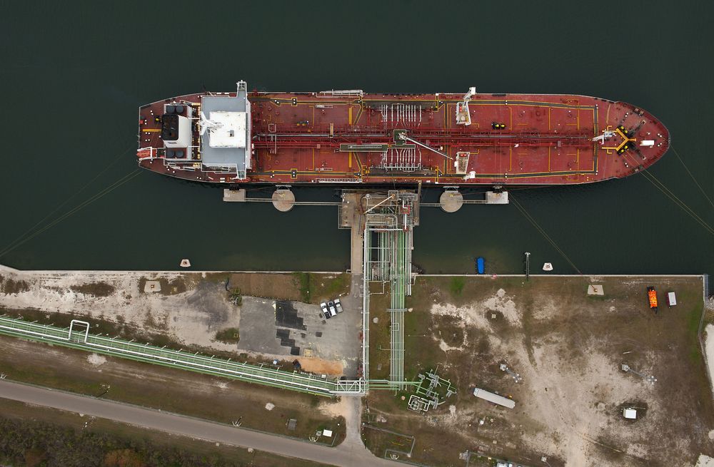 Một tàu chở dầu ở Corpus Christi, Texas, Mỹ - Ảnh: Bloomberg