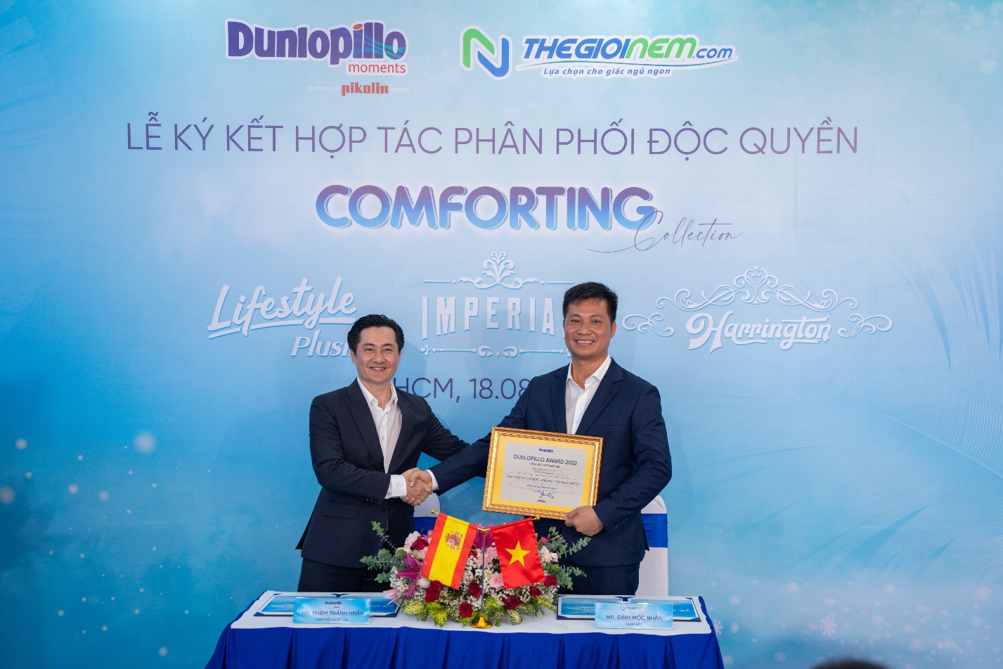 Đại diện Dunlopillo và Thế Giới Nệm trong buổi ký kết hợp tác.