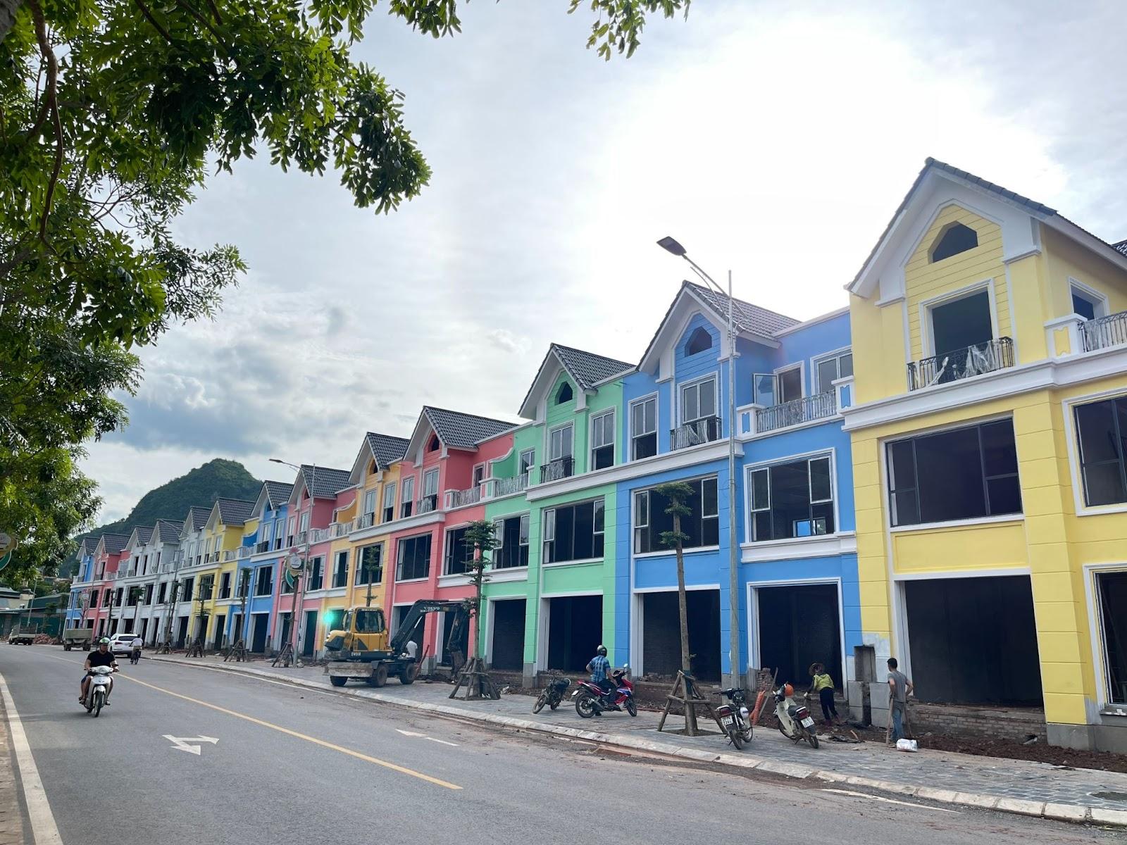 Sự đột ph&aacute; phong c&aacute;ch địa trung hải nổi bật giữa khu đ&ocirc; thị mang đến c&aacute;i nh&igrave;n mới mẻ, hướng tới một khu phố sầm uất giao thương trong tương lai gần.