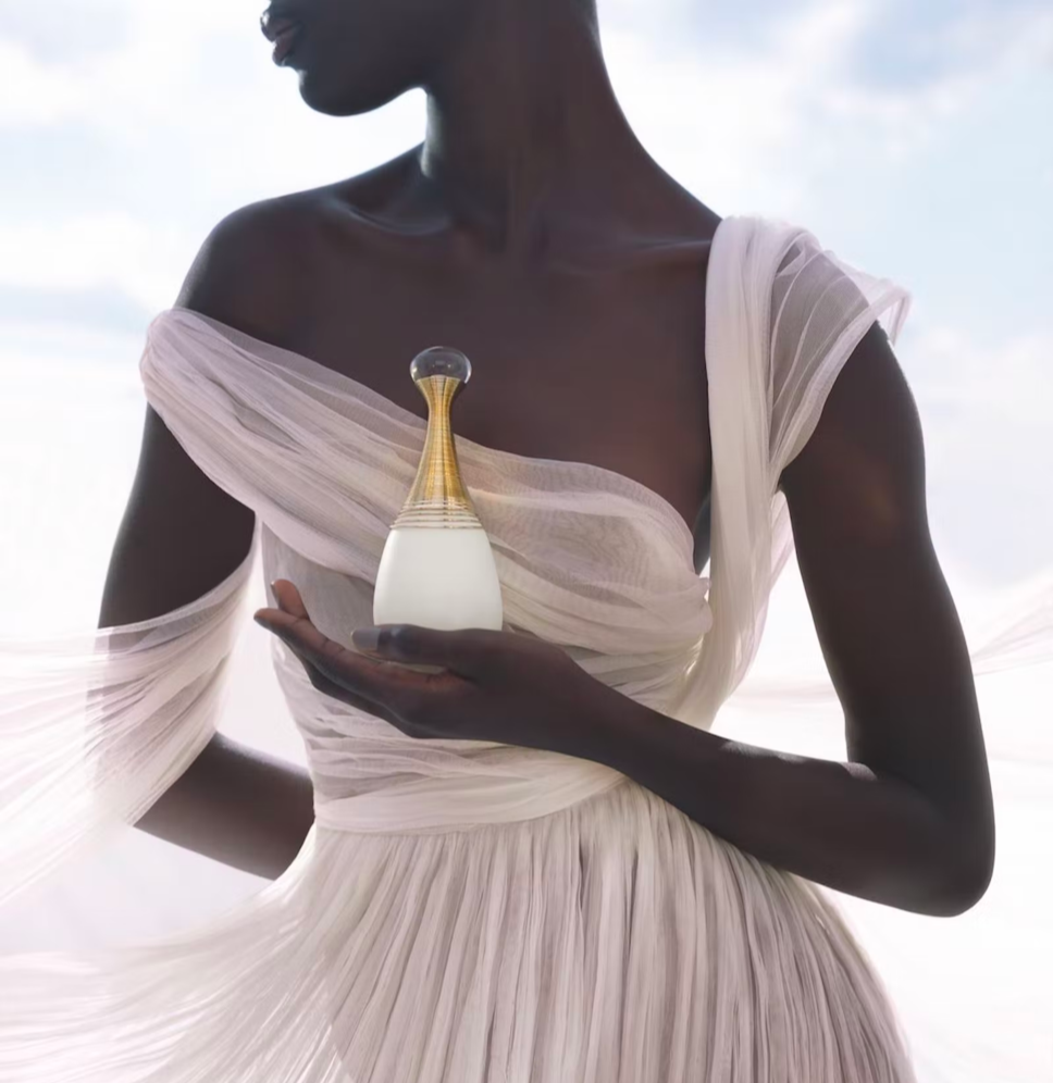 Tất cả tinh dầu d&ugrave;ng trong chế t&aacute;c nước hoa đều phải c&oacute; nguồn gốc r&otilde; r&agrave;ng, đến từ những trang trại đạt chuẩn th&acirc;n thiện với m&ocirc;i trường.