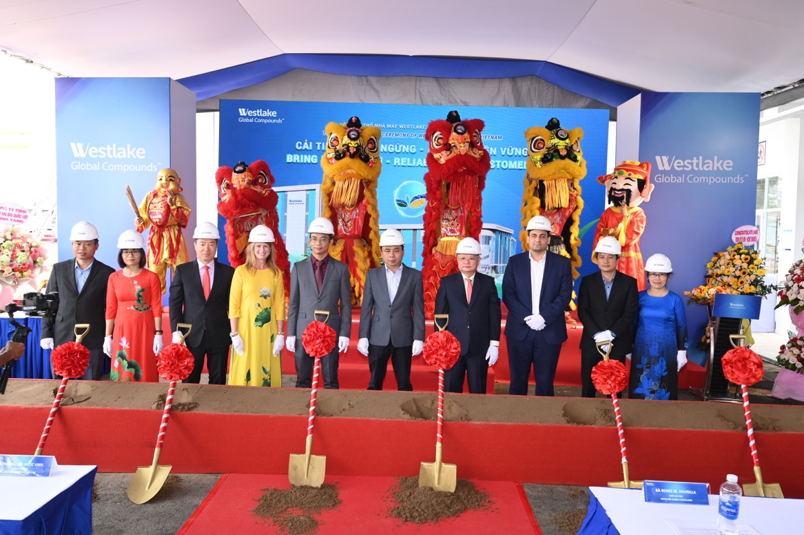 Bà Renee Havrilla, Phó Chủ tịch của Westlake Global Compounds (Áo dài vàng), ông Paul Pang, Phó Chủ tịch Khu vực Châu Á (phía bên tay phải Bà Renee Havrilla), Ban lãnh đạo Westlake Compounds Việt Nam, Đại diện Chính Quyền tỉnh Đồng Nai, và Đại diện lãnh sự quán Hoa Kỳ tham gia Lễ động thổ nhà máy mới của Westlake Compounds Việt Nam.