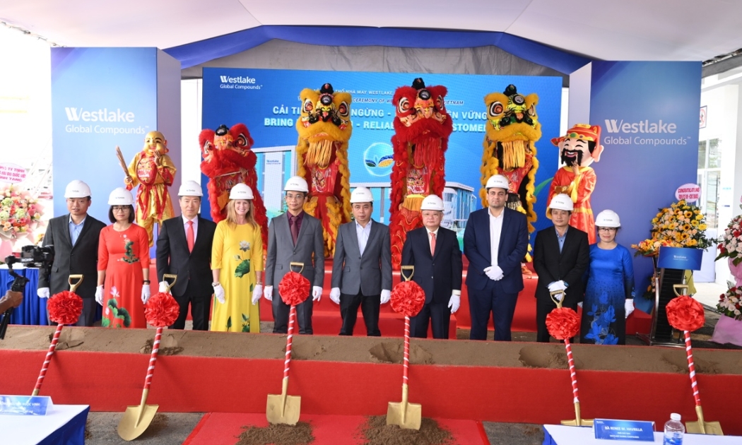 Bà Renee Havrilla, Phó Chủ tịch của Westlake Global Compounds (Áo dài vàng), ông Paul Pang, Phó Chủ tịch Khu vực Châu Á (phía bên tay phải Bà Renee Havrilla), Ban lãnh đạo Westlake Compounds Việt Nam, Đại diện Chính Quyền tỉnh Đồng Nai, và Đại diện lãnh sự quán Hoa Kỳ tham gia Lễ động thổ nhà máy mới của Westlake Compounds Việt Nam.