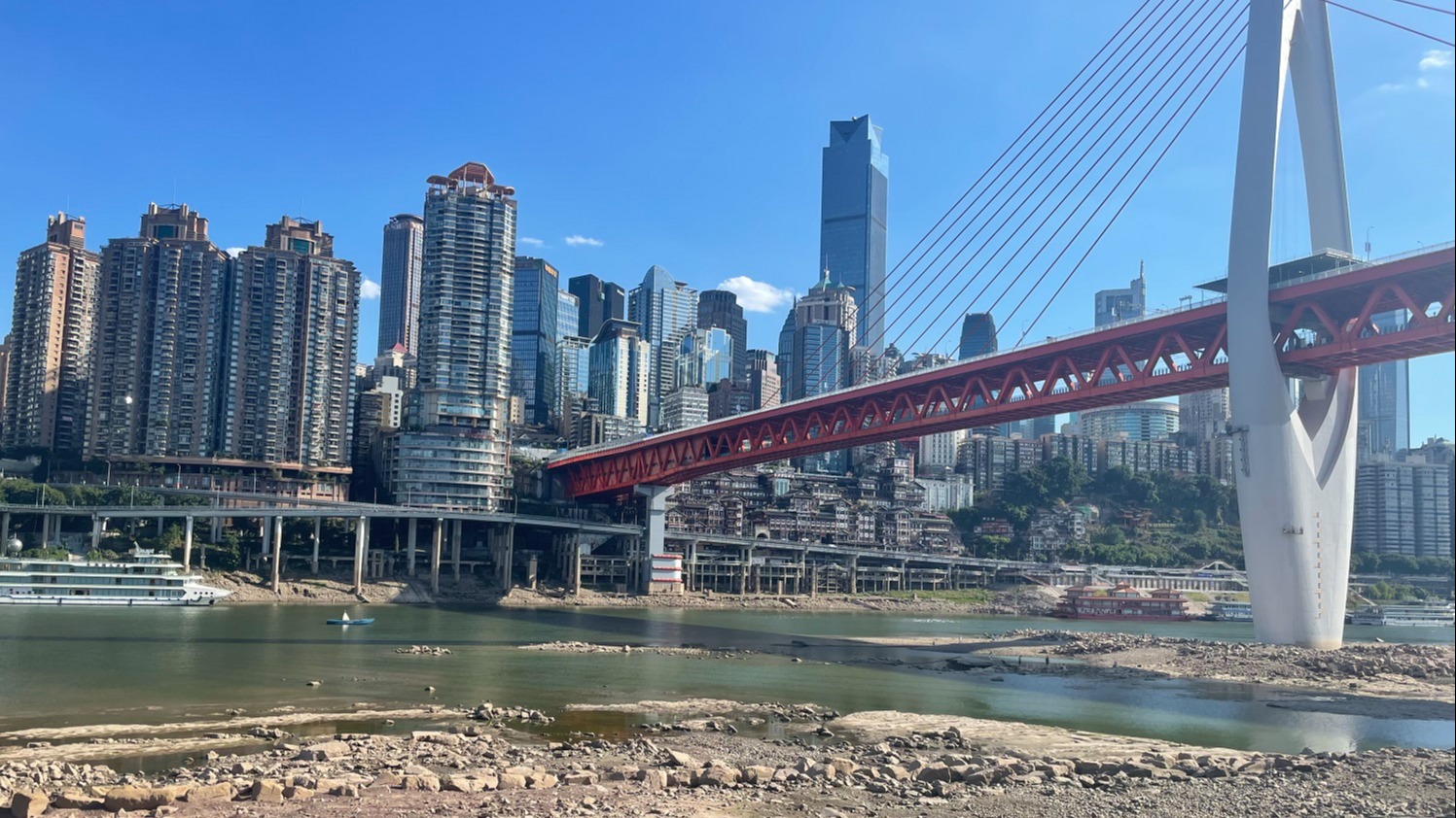 Mực nước ở sông Dương Tử đã giảm nghiêm trọng do thiếu mưa,  ảnh hưởng đến hoạt động vận tải trên tuyến đường thủy chảy qua Trùng Khánh này - Ảnh: Nikkei Asia