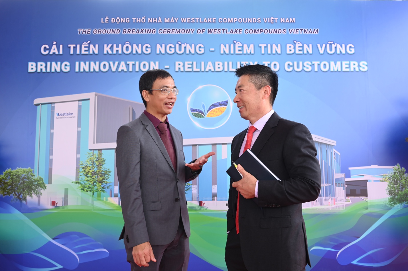 &Ocirc;ng Nguyễn Ngọc Vinh - Tổng gi&aacute;m đốc Westlake Compounds Việt Nam (b&ecirc;n tr&aacute;i) v&agrave; &ocirc;ng Paul Pang - Ph&oacute; Chủ tịch khu vực Ch&acirc;u &Aacute; (b&ecirc;n phải).