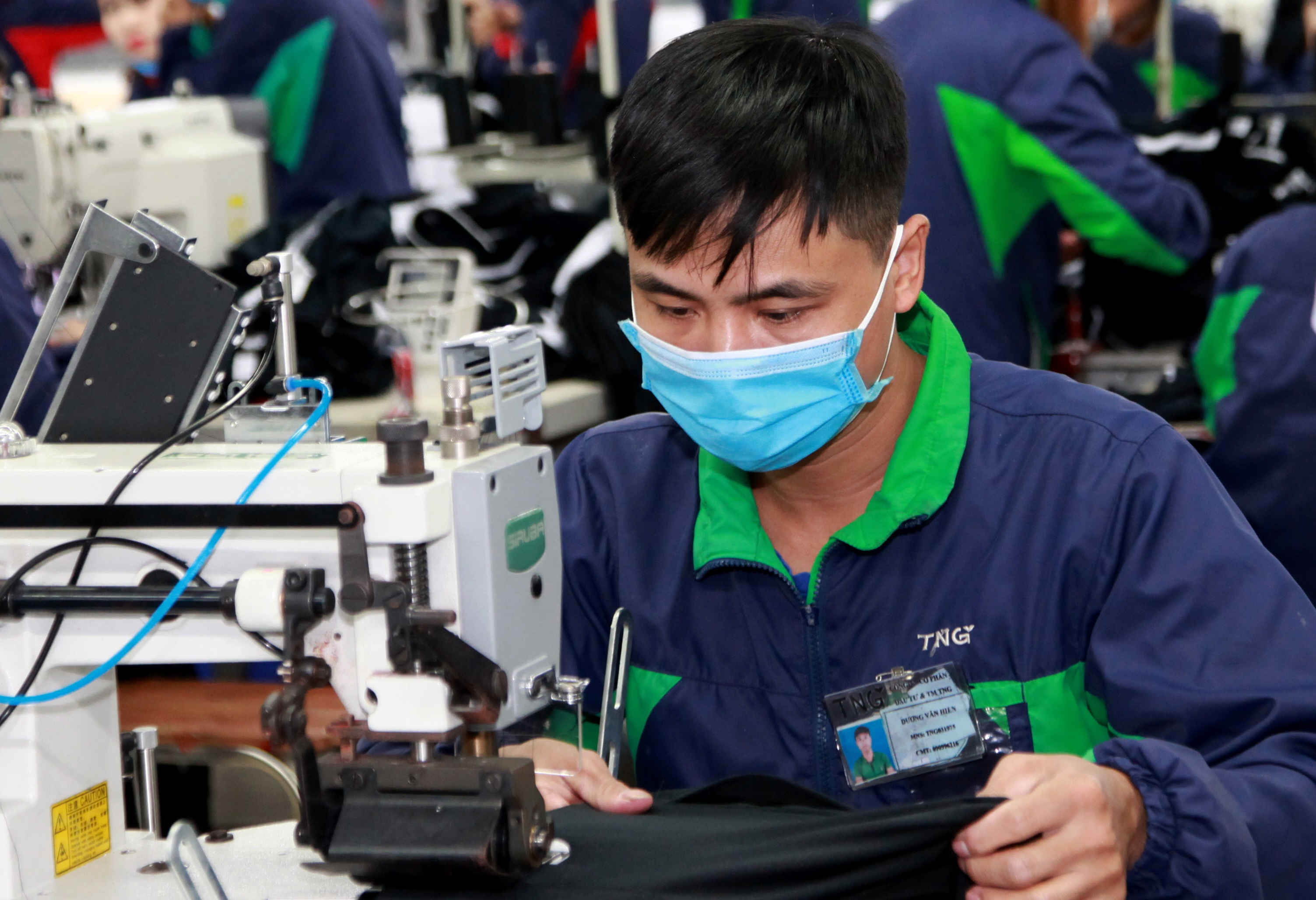 Nhân công giá rẻ vừa là điểm thu hút nhưng cũng là điểm yếu về thích nghi của lao động Việt Nam. Ảnh - Mạnh Dũng. 