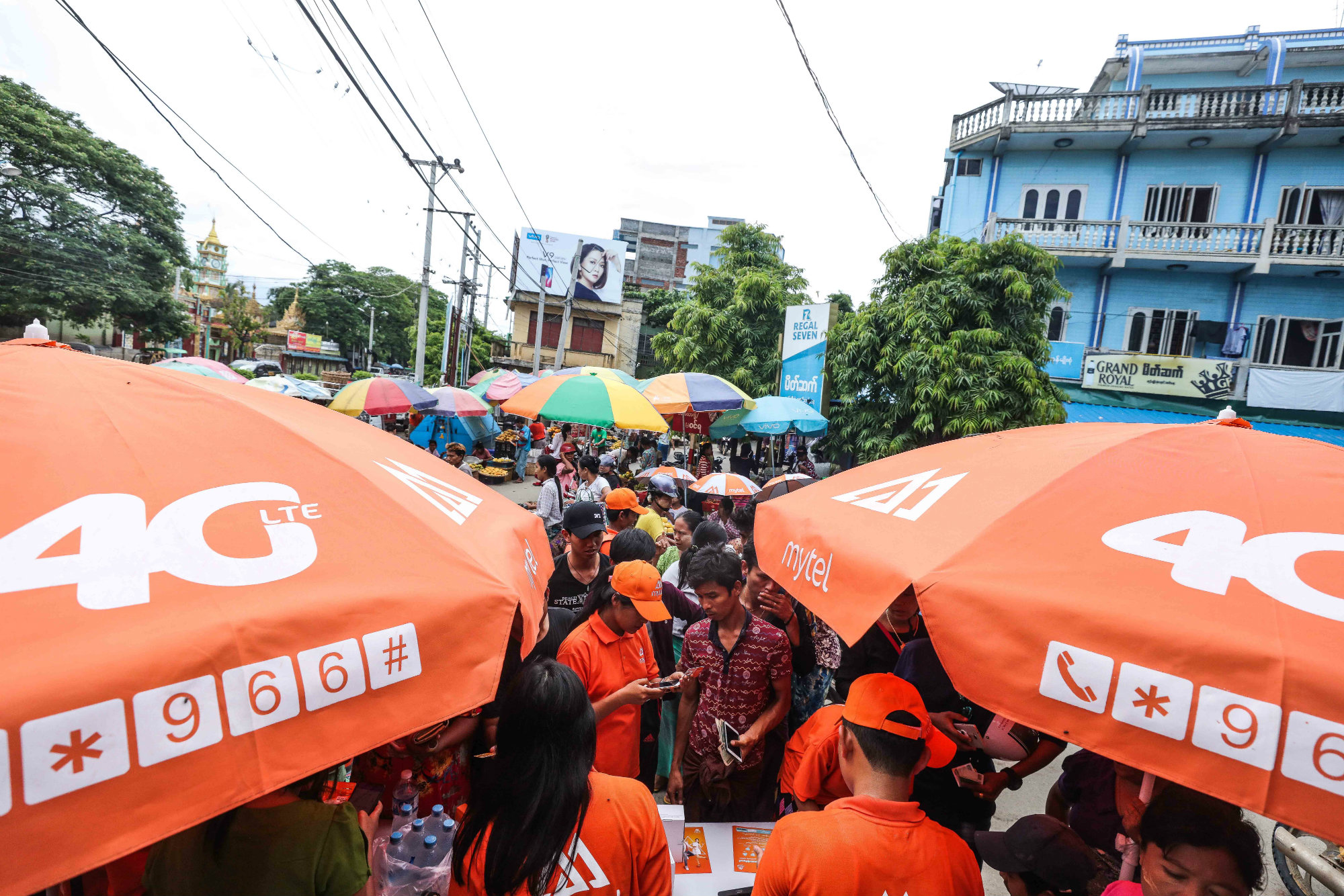 Những điểm b&aacute;n h&agrave;ng đ&ocirc;ng nghẹt người tại Myanmar.