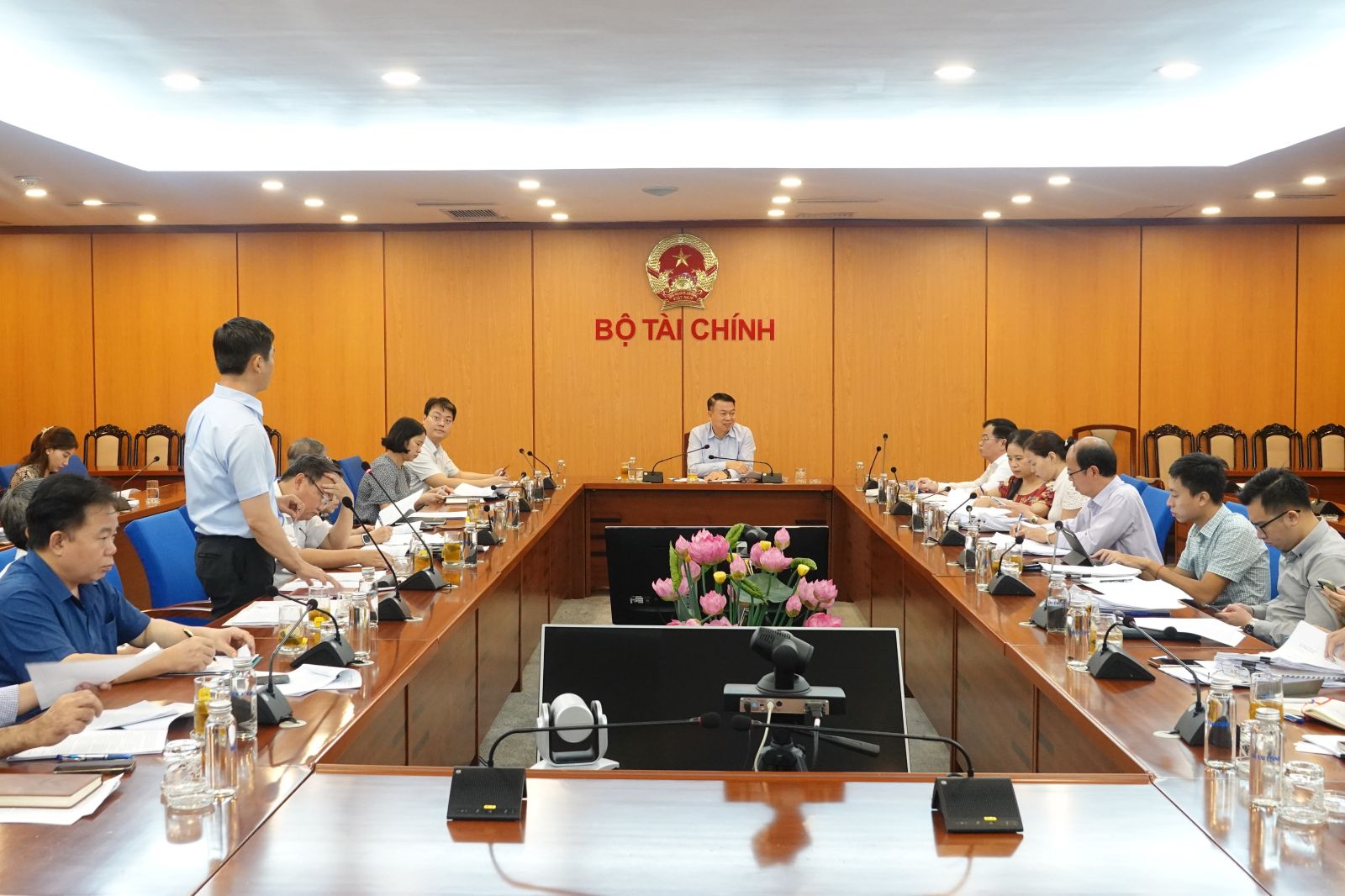 Thứ trưởng Bộ Tài chính Nguyễn Đức Chi chủ trì cuộc họp.