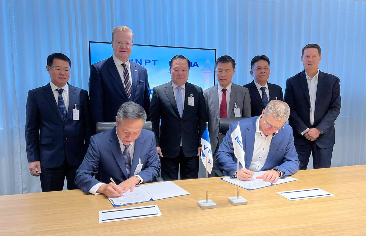 Chủ tịch HĐTV Tập đoàn VNPT Tô Dũng Thái và Tổng giám đốc Kinh doanh toàn cầu Tập đoàn Nokia Ricky Corker ký kết hợp tác giữa hai bên.