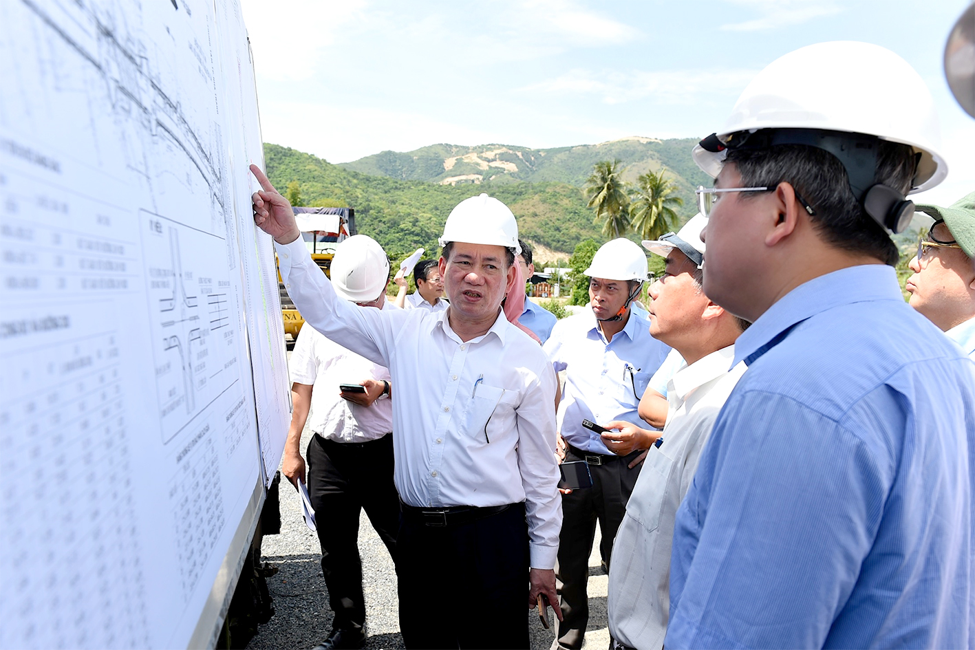 Bộ trưởng Bộ Tài chính Hồ Đức Phớc trực tiếp kiểm tra thực địa tại nhiều dự án trên địa bàn tỉnh Khánh Hòa.