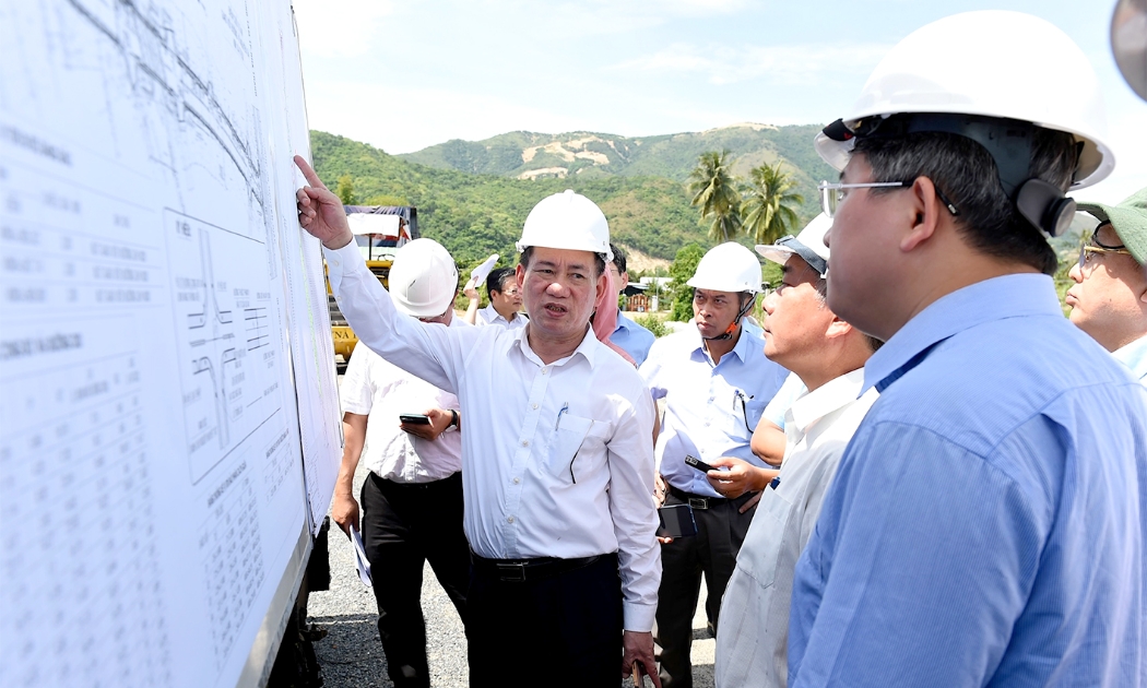 Bộ trưởng Bộ Tài chính Hồ Đức Phớc trực tiếp kiểm tra thực địa tại nhiều dự án trên địa bàn tỉnh Khánh Hòa.